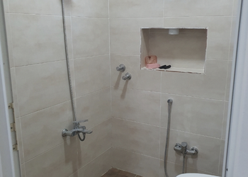 استديو بفناء خارجي ومدخل سيارة 