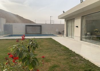 شاليه بمجلس مطل على المسبح 
