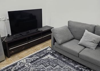 استديو بسريرين مفردة وجلسة مريحة