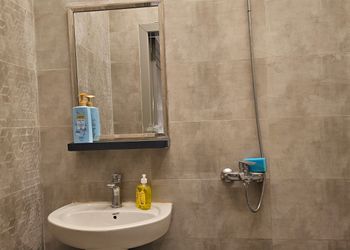 استديو بسرير ماستر وأثاث مريح 