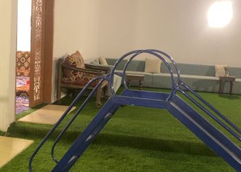 شاليه بجلسة خارجية وألعاب اطفال