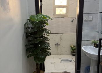 شاليه بصالة مطلة على المسبح 