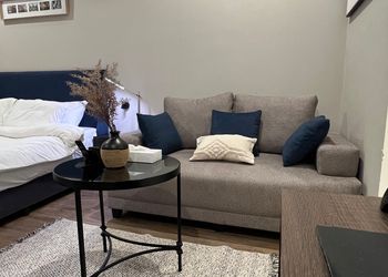 استديو بأثاث مريح وبسيط 