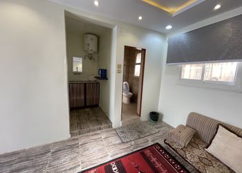غرفة بأثاث مريح وبسيط 