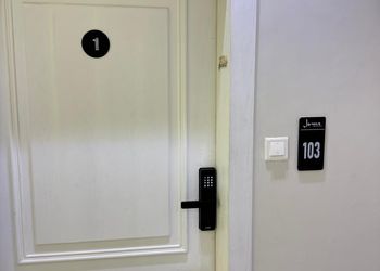 استديو بسرير ماستر وجلسة جانبية 