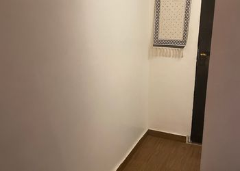 استديو هادئ وبأثاث مريح وبسيط 