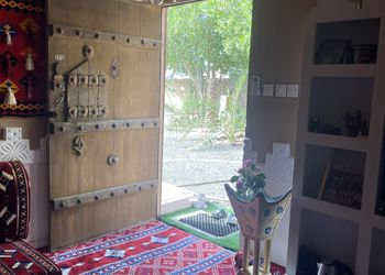 مزرعة بمسطح اخضر وجلسة خارجية