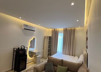 استديو بأثاث مريح وبسيط