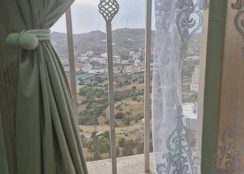 شقة بصالة وثلاث غرف نوم 