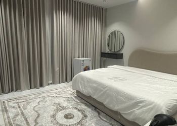 استديو بأثاث مريح وبسيط 
