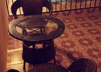 استراحة بجلسة خارجية وألعاب أطفال