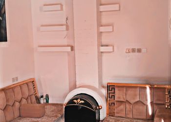 شاليه بجلسة خارجية على مسطح اخضر