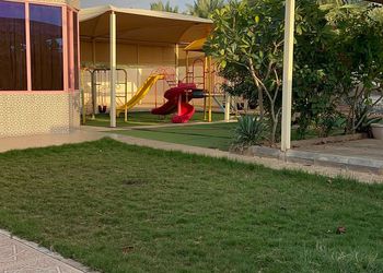 شاليه بمسطح اخضر وجلسة خارجية 