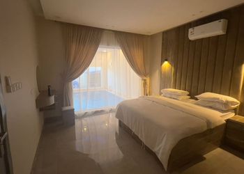 شاليه عائلي انيق بجلسة خارجية