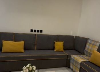 شقة بغرفة معيشة وغرفة نوم