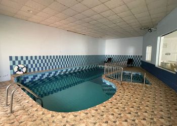 شاليه بمجلس ومسبح داخلي 