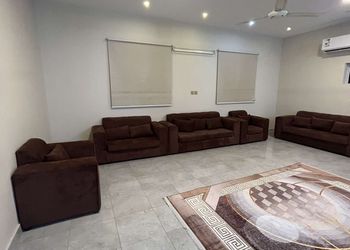 استراحة بمسبح خارجي وجلسة خارجية