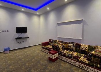 شاليه بجلسة على مسطح اخضر