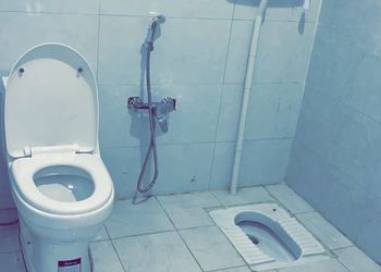 شقة بصالة جلوس وغرفتين نوم 