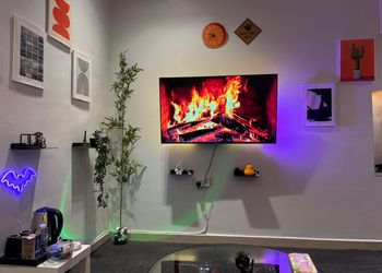 استديو بأثاث مريح وبسيط 