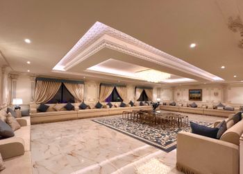 استراحة بمجلس وفناء خارجي 