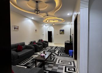 شقة واسعة بصالة وثلاث غرف نوم 
