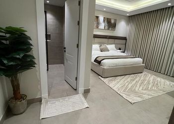 شقة بصالة وثلاث غرف نوم 