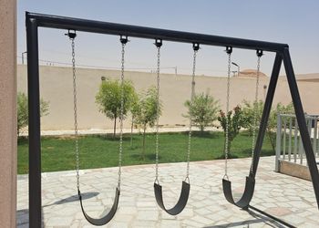شاليه بجلسة تطل على مسبح خارجي 