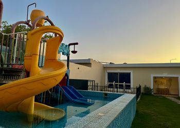 شالية بغرفة نوم مطله على المسبح