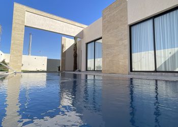 شاليه بمجالس انيقة ومسبح خارجي