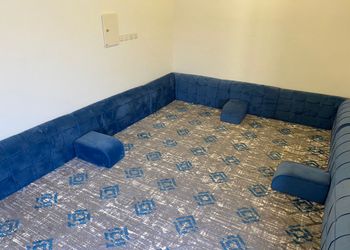 شاليه بمسطح اخضر وجلسة خارجية 