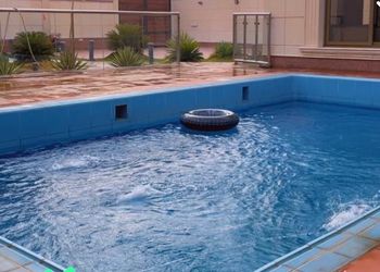 استراحة بمسبح خارجي ومجلس