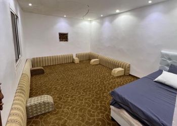 استراحة بصالة جلوس وغرفة نوم 