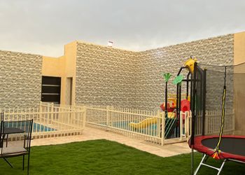 شاليه بمسطح اخضر وجلسة خارجية 