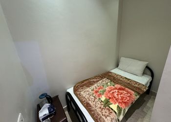 غرفة بأثاث مريح وبسيط 