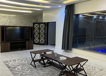 شاليه بمسطح اخضر ومسبح 
