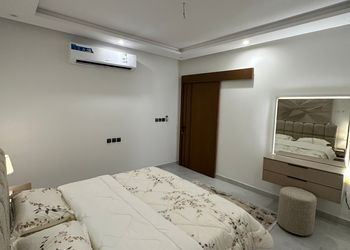 شقة بصالتين وثلاث غرف نوم 