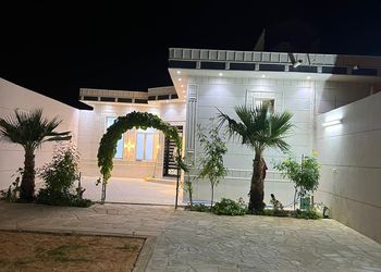 استراحة بمجلس وفناء خارجي 