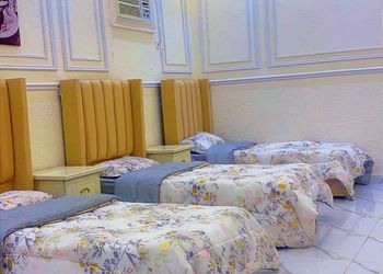شاليه بمسطح اخضر وجلسة خارجية 