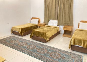 شقة بصالة وثلاث غرف نوم
