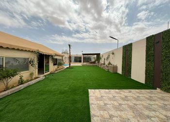 شاليه بمسطح اخضر ومسبح 
