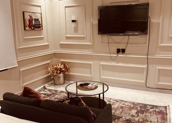 استديو بأثاث مريح وبسيط 