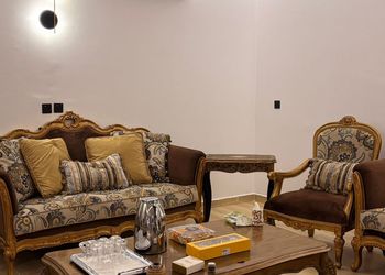 شاليه بصالة مطلة على جلسة خارجية
