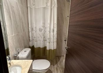 شقة بصالة انيقة وثلاث غرف نوم