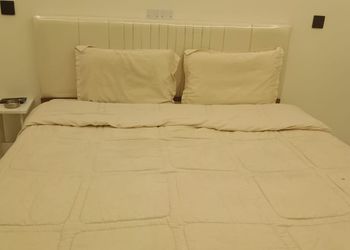 غرفة بسرير ماستر و اثاث مريح