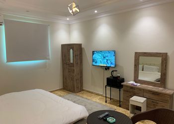 استديو بسرير ماستر وأثاث مريح 