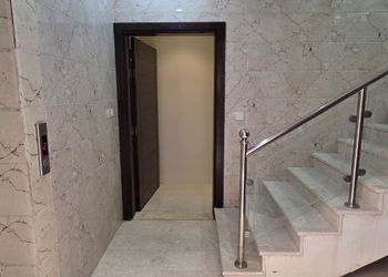 استديو بأثاث مريح وبسيط 