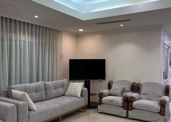 منتجع بمسبح ومسطح اخضر