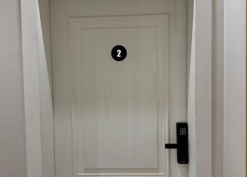 استديو بأثاث مريح وبسيط 
