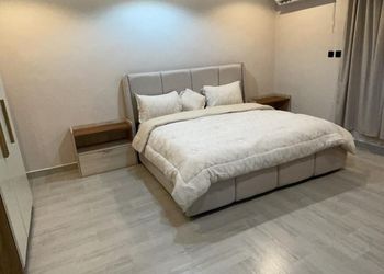شاليه أنيق بمجلس واسع بحديقة صغيرة  